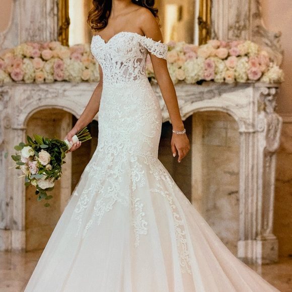 New never worn Stella York wedding dress.